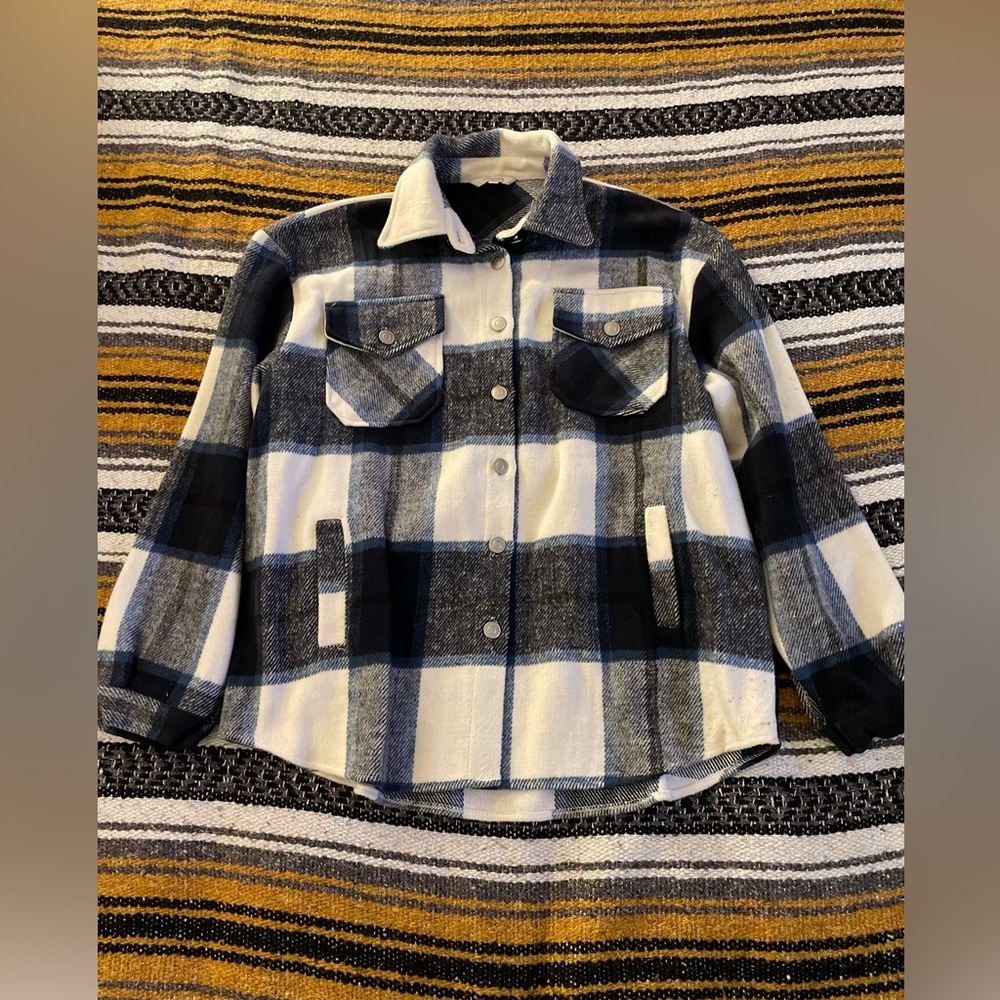 Women’s flannel “shacket” lightweight jacket small